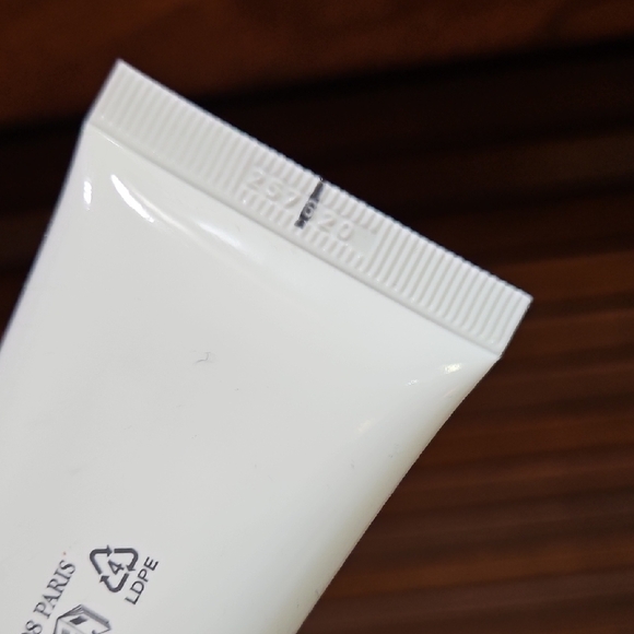 Sisley Mattifying Moisturizer with Tropical Resins - Picture 8 of 11